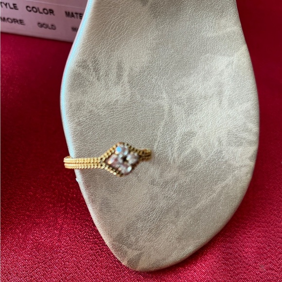 ⚜️⚜️ Línea Roma Gold Sandal With Metal & Rhinestone Accents & 2” Heel “NEW” ⚜️⚜️ - Picture 3 of 7